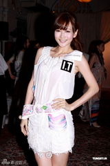 幻灯图：诸葛梓歧白色洋装清凉看秀 官恩娜将出书