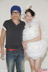 组图：蔡少芬挺大肚拍全家福 与爱女玩亲亲