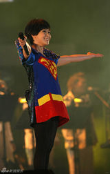幻灯：刘若英北京个唱着超人装 与歌迷大合唱落泪