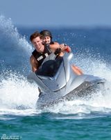 组图：阿诺帅气长子游艇度假 女友咸湿摸腹肌