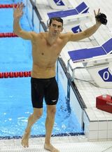 组图：菲尔普斯女友金色比基尼沙滩打球戏水