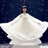 组图：小彩旗春晚后台照曝光 飘逸白裙嘟嘴卖萌