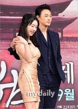 组图：徐宇宣传《帝王之女》裸色裙秀身材脸僵