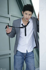 组图：张浩天户外写真展现阳光型男风范