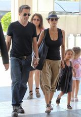 组图：哈利-贝瑞牵手未婚夫 全家其乐融融