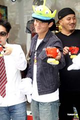 高清图：陈冠希戴卡通帽大扮可爱 最新潮店上海开张