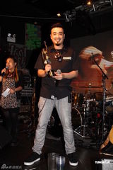 组图：恭硕良出碟感谢林忆莲 送给母亲作生日礼物