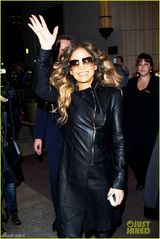 组图：珍妮弗洛佩兹皮衣墨镜星范儿十足