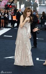 高清图：《特工绍特》伦敦首映 朱莉银装素裹秀妖娆