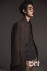 组图：韩歌手郑俊英时尚写真 展休闲绅士风