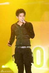 幻灯组图：萧敬腾着铆钉皮衣献唱 卢广仲瑶瑶泯恩仇