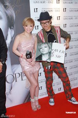 组图：滨崎步签写真集慈善义卖 绯闻男友默契相伴