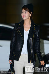 组图：韩智慧皮衣T恤低调现身机场赴泰国拍摄
