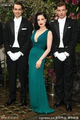 组图：黛塔-范-提斯深V长裙露完美胸线