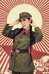 组图：芙蓉姐姐红歌写真迎党生日 麻花辫清纯如水