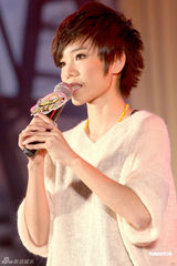 高清图：许飞为公益募捐眼镜框 呼吁为俞灏明祈福