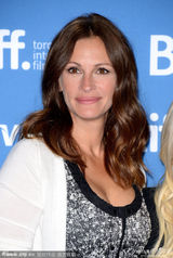 组图：《八月》记者会 朱莉娅-罗伯茨大笑谈片露乳沟