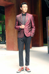 组图：陆毅米兰秀场摆大长腿POSE人气爆棚