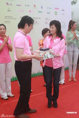 组图：赵雅芝优雅现身活动 两颊显消瘦