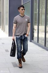 组图：奇道街拍条纹T恤搭配牛仔裤