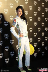 组图：张柏芝陈冠希同现上海 疑为避嫌拒采访