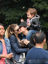 组图：奥兰多布鲁姆抱子出街 小宝贝专心舔棒冰