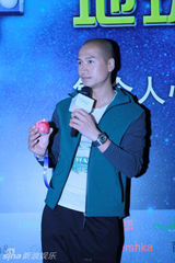 组图：何晟铭参与地球一小时做环保达人