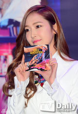 组图：少女时代亮相签售会 修身白衣靓丽抢镜