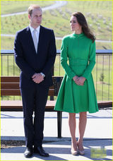 组图：凯特王妃着清新绿裙与小朋友种树兴致足