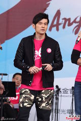 组图：周杰伦助阵公益快闪 现场拉弓粉丝热情