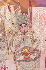 组图：《欢乐满东华2012》落幕 那英西装助阵