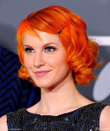 高清组图： 帕拉摩尔乐队女主唱一头橘发大送飞吻