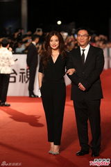 组图：赵薇携《致青春》亮相 黑衣红唇成熟妩媚