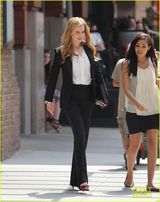 组图：妮可-基德曼白领装扮尽显知性