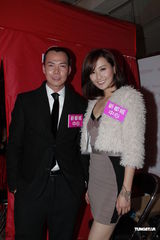 组图：陈法拉优雅短裙秀美腿 相偕谢天华迎新年