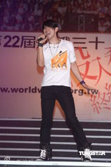 组图：群星献唱公益活动 王力宏义卖行李箱掀高潮