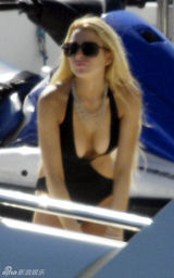 幻灯图：林赛-罗韩黑色泳装秀性感身材