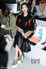 组图：孔孝真CL等助阵时装周 李秀赫亮相T台