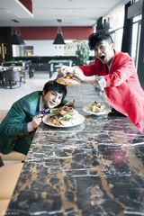 组图：大张伟变身厨师 搭配美食创意百变