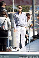 组图：莱昂纳多携比基尼女郎游艇出海享艳福