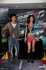 组图：陈伟霆出席游戏发布会 美女相伴目不斜视