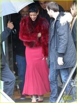 组图：蕾哈娜火红皮草性感妖娆 对粉丝伸魔爪引骚动