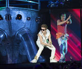 组图：比伯堪萨斯巡演帅气 天使造型从天而降