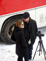 组图：朱莉片场造型干练 和皮特雪地相拥难舍难分