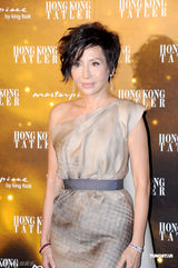 组图：霍震霆出席周年舞会 霍启刚等人陪伴身边