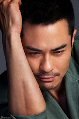 组图：郑嘉颖萌系熟男化身表情帝