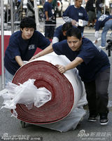 组图：奥斯卡会场紧张布置中 工人铺设红毯