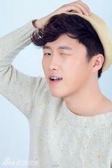 组图：辛若天《糕点女孩》热播 帅气写真曝光