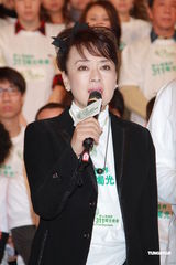 组图：成龙曾志伟谭咏麟率演艺群星录歌鼓励日本