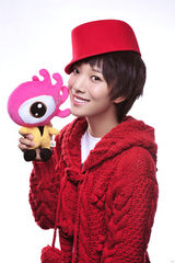 高清图：王珞丹乖巧欢喜贺岁大片红红火火